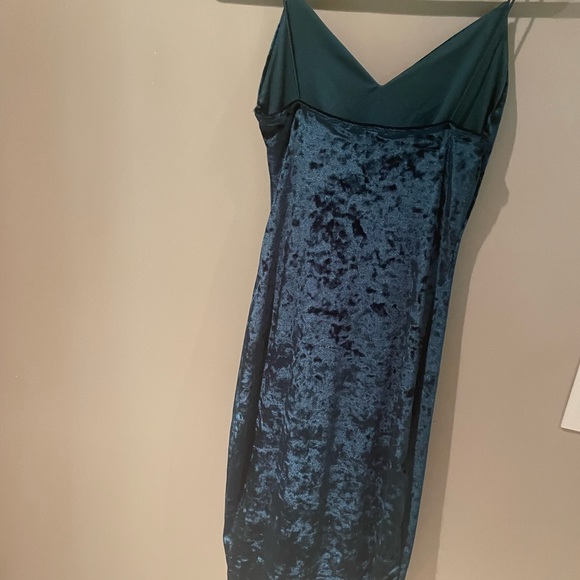 Stitches green dress - Picture 2 of 3